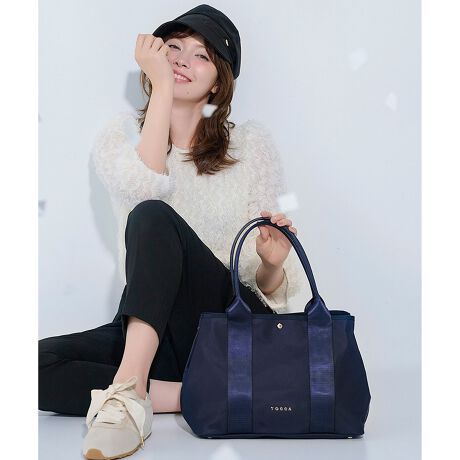 [^ԁFBOTZLM0013]2026 SPRING SUMMER COLLECTIONTChɂXibv̊JŃtHƗeʂ`FWłQWAYiCobOB}`LlۂtHŁAA4邽Ղ̎[͂ƂƂɂق̂tF~jȂ܂͂łBtgɂ̓N[o[ƃS̃^ANZg肰ȂAVvŃ_ȕ\ƃNXY팩܂Bnh͒߂Ȃ̂ŃR[gX^Cłꂪ悭AוdȂĂɕSɂ⑾߂̕ɁB}OzbN^Cv̌͊JX[YŁȀނȂǂƎo₷lzĂ܂Bd₨mÁAZj[Ȃǂ̃V[֗ɍʂĂACełByΉẮzEA4Ήi21~31cmjEzi10cm~20cmjEybg{gi500mljydlzE|PbgF2iI[vEWbvjEO|PbgF1iI[vj