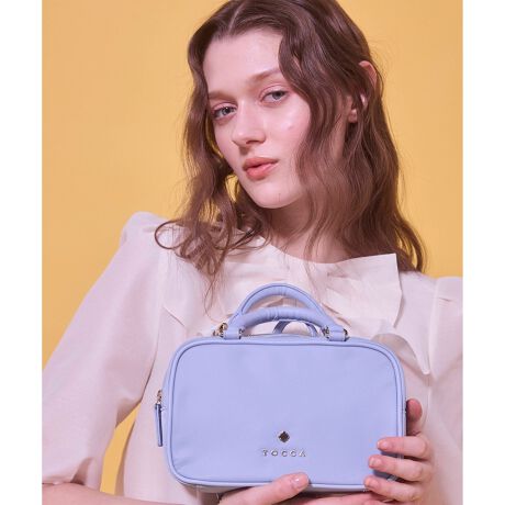 [^ԁFBOTZLM0004]2026 SPRING SUMMER COLLECTIONgh̉tH_łȁAiC̃~j{XgobOBƂĂyRpNgɌă}`肠̂ŁAX}z~jzȂǂ̎[XgXt[łBVvȃXNGA^͊p𗎂ƂĊۂ݂oAvŒJɃpCsOBSN[o[̃^ꂳ̉؂₩AtF~jȃjAX܂ƂĂ܂B`F[MIXO\ȃV_[̓NXŃGKgȃANZgBQWAYŕ\ς̂ŁAꂢڂJWAȃX^COƂDBtH[}Eʋ΁EfC[ȂǗlXȃV[̃R[fBl[gŊ􂷂ACełByΉẮzEzi10cm~20cmĵ݁ZEybg{gc/i500mljydlzE|PbgF2iI[vEWbvj