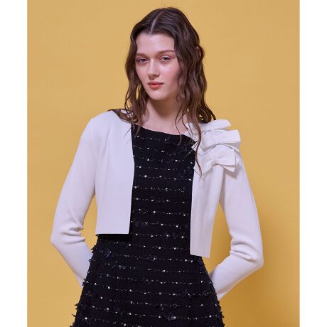 [^ԁFKRTOLS0010]2026 HOLIDAY COLLECTIONETERNAL RIBBON BOLERO G^[i { {̏íAƒŐ􂢂ł鏤iłBjbgfނŎdĂԂ̃{A؂₩ŃtF~jȃ{B̓Iȃ{̓ANZgɂȂȂAfނŎdグ邱Ƃŏiɂ܂BVvȃhXɂƉHD邾ŁAʊ̂؂₩ȈۂɁBtH[}ȃV[͂AfC[ȃX^Cɂ􂷂閜\ȈꖇłByfށz[̂Ƃ݂ƃiC̃n킳AȂ₩ŏiȃĉjbgfށBG肪ƂĂȂ߂炩łB₷Aɂ̂ŉKɒĂ܂BňFʁLkF₠聙F