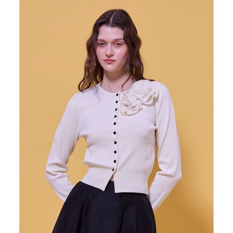 [^ԁFKRTOLS0094]2026 HOLIDAY COLLECTIONGLOW CORSAGE KNIT OE RT[W jbg̏íAƒŐ􂢂ł鏤iłB̓Iȃt[`[tڂ䂭A؂₩Ƒlۂ˔jbgJ[fBKBzł肵t[`[t̓cB[hfނłPPƂł肵Ă܂BiȃVGbgƗJ[Âقǂ悭߁AGKgȈۂo܂BhX⃏s[XɉHD邾ŁAʊ̂X^CɎdオꖇłBRT[W͑@ׂȍƂȂĂقꂪo₷߁A\Lʂ􂢂ł̂𐄏܂BRT[W𕽂ɂď񂾏Ԃł͂邽߁Ap̍ۂ͂gŃRT[W𐮂ĂByfށz_炩ɋzt悤ȒSnBق̂Ƃ򊴂Y߃X^CɂȂޏ㎿ȑfނłBVGbgYɕۂgɂœKBقǂ悢Lk܂BňFʁLkF₠聙F