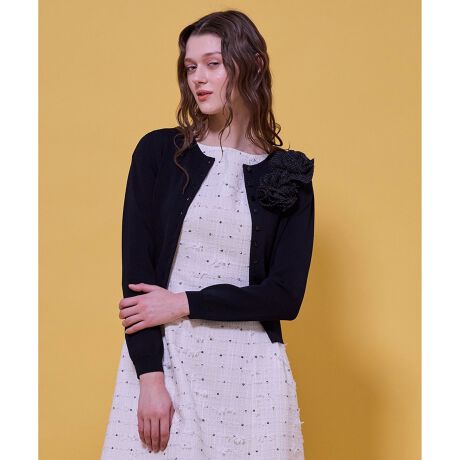 [^ԁFKRTOLS0094]2026 HOLIDAY COLLECTIONGLOW CORSAGE KNIT OE RT[W jbg̏íAƒŐ􂢂ł鏤iłB̓Iȃt[`[tڂ䂭A؂₩Ƒlۂ˔jbgJ[fBKBzł肵t[`[t̓cB[hfނłPPƂł肵Ă܂BiȃVGbgƗJ[Âقǂ悭߁AGKgȈۂo܂BhX⃏s[XɉHD邾ŁAʊ̂X^CɎdオꖇłBRT[W͑@ׂȍƂȂĂقꂪo₷߁A\Lʂ􂢂ł̂𐄏܂BRT[W𕽂ɂď񂾏Ԃł͂邽߁Ap̍ۂ͂gŃRT[W𐮂ĂByfށz_炩ɋzt悤ȒSnBق̂Ƃ򊴂Y߃X^CɂȂޏ㎿ȑfނłBVGbgYɕۂgɂœKBقǂ悢Lk܂BňFʁLkF₠聙F