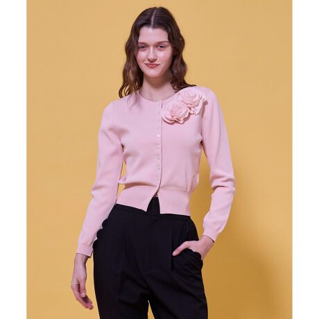 [^ԁFKRTOLS0094]2026 HOLIDAY COLLECTIONGLOW CORSAGE KNIT OE RT[W jbg̏íAƒŐ􂢂ł鏤iłB̓Iȃt[`[tڂ䂭A؂₩Ƒlۂ˔jbgJ[fBKBzł肵t[`[t̓cB[hfނłPPƂł肵Ă܂BiȃVGbgƗJ[Âقǂ悭߁AGKgȈۂo܂BhX⃏s[XɉHD邾ŁAʊ̂X^CɎdオꖇłBRT[W͑@ׂȍƂȂĂقꂪo₷߁A\Lʂ􂢂ł̂𐄏܂BRT[W𕽂ɂď񂾏Ԃł͂邽߁Ap̍ۂ͂gŃRT[W𐮂ĂByfށz_炩ɋzt悤ȒSnBق̂Ƃ򊴂Y߃X^CɂȂޏ㎿ȑfނłBVGbgYɕۂgɂœKBقǂ悢Lk܂BňFʁLkF₠聙F