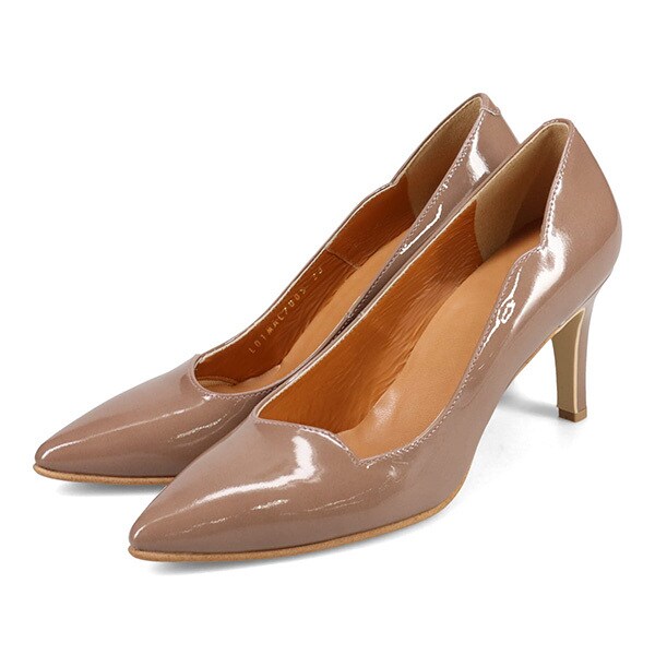 流れる様なカーブラインを描く綺麗なカットライン。足入れに定評のある