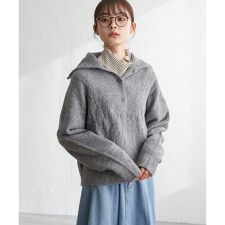 襟ボタンケーブルニット
