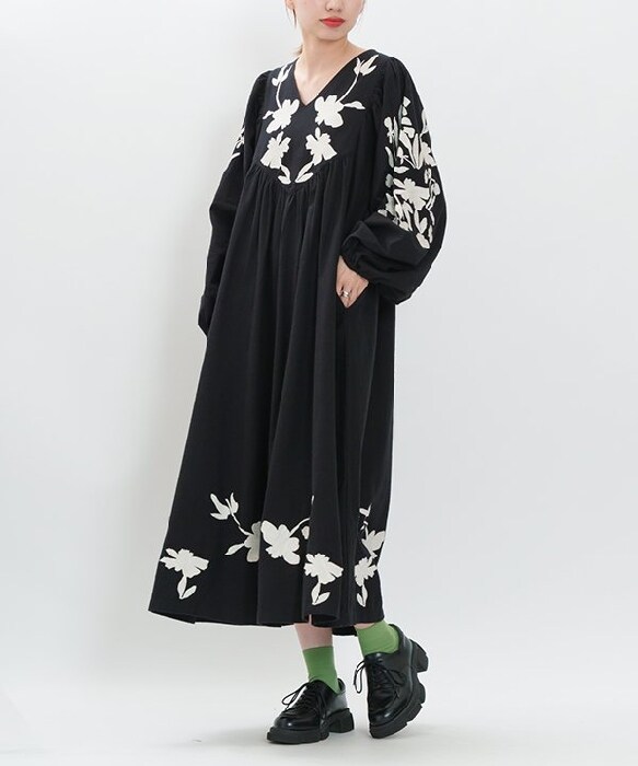 力強く咲く花々の刺繍OP | アズノゥアズドゥバズ(as know as de base