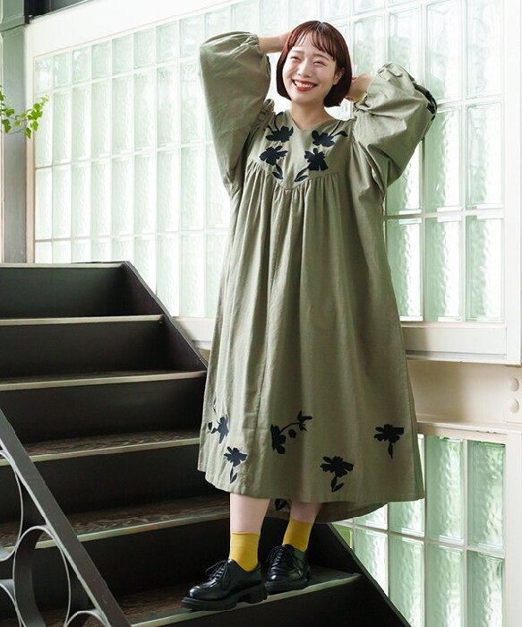 大きいサイズ】力強く咲く花々の刺繍OP | アズノゥアズオオラカ(AS