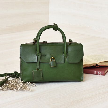 [^:44037]@Pb^U[̖͂𑶕ɖ킦ȂAȂ▭ȃfUCAGȃfBeB[ƃJbeBOAl̃X^CiグĂ邨݂̃~l@V[YB̐V^́A[Abvf[gBCRo[gg͈S̃t@Xi[dlBOɂƂAz܂lɉǁB̃oXANVJȃnhobÔ悤ȘȂ܂Y킹pɊ܂B킢ɗ܂ȂAːFȃ~l@V^QWAYV_[Bt̃xǵAOă~jobOƂĂgƂł܂̂ŁAƂo|AV[ɂ킹gł܂Bfނ̓Ebggenteñ݂@Pb^vA~l@{bNX(minerva box)Aӂ񂾂Ɏgp܂BobO{̂|Pbg̎dlɁAvꖇdĂ̍\𑽂炢A؂ڂvAElꖇꖇJDЂŖ܂BԂ₳ꂽ^jv炱y߂ꖇv̖͂ƃGCWŐɂ݂𑶕ɂy݂B舵̒ӁE@݂ɂȂ₷̂ŁA}ȐG̍ۂ͑fzȂǂŐ@Aʂ̗ǂAł芣ĂB̒܏͏_炩Ȃ̕zŒ܏̕ɍ킹Đ@Ǝ܂B[̏ꍇ͎܂B^j₵̓AĂAoNω݂܂AƂĂy݂BEA_X EfP[gN[ ERfBVjON[E AN[i[EfށFv