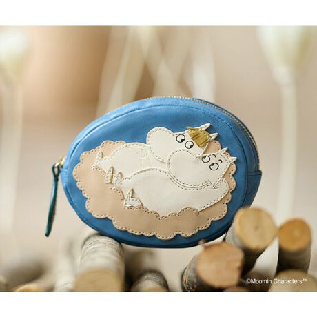 [^:46143]uRƋȂ炷vBȋʂzɊÂn܂gentenƃ[~̃RNVBtBh̍ƃg[xE\|[~V[Yɓoꂷ̂́ALȎRƂ̒ŕ炷ӂLN^[BD⃆[AA₩Ȋт؂ɂ鐸_̎R𑸏dSȂǂ\A𒴂ĈꑱĂ܂B{RNV́AƃR~bNXĩA[gɍ쐬܂Bi̎ȐEςvƂR̕YfނpāAJȎdōוɎ܂ōČĂ܂B2025Ńu[~v1ڂ̏o80NƂLOׂNB[~Jŕ炷LȏZl̐E`uMOOMIN collectionvAF܂̓XɂƊY܂悤ɁBԉ~Ղ[~Ƃ̔ɕsR~bNw܂̉ΐlx1V[؂Ƃ|[`ɎdĂ܂BɕĂ܂[~Xm[N̂삳 Ajŉ_ɐQׂĂƂBwʁAɂ|PbĝŁAbvN[ږȂǂ̏̂قAJ[hނ^Ԃ̂ɂ҂łB{̔qfނ̓Ebgrv̒łƂJ[tfނgpB^jɂƒЂށAɎԉɂ̂sbg₵Bv̕\ʂ͈؂̃veNgv̂̂̎RȕAǂyŒdオB̂ߑF܂̂łB̃V~LŶVRfނȂł̖͂͂łB@q舵̒ӁE@rvF A_X Z fP[gN[  RfBVjON[  AN[i[ ~iƂĂ̂͊Sfグ̊vȂ̂ŁAV~ɂȂ₷߂łB\ӂĂgpBA_X̓obÔgpOɂg܂BK30cmȏ㗣ĉ~`悤ɂgpj