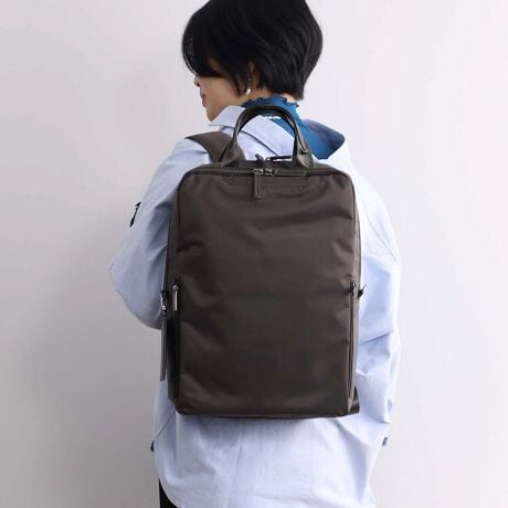 [^:68684]ʋ΂ɍœKȃXNGA^̃Xŋ@\IA4TCYΉ̃rWlXbNBGLXph@\tB14.0C`m[gPCAA4t@CTCYBdԓȂǂőOۂזɂȂɂAXŃRpNgȃVGbgɎdグ܂BPPC[Xy[X14.0C`m[gPCAA4t@C[\BNbVŁASăm[gp\R^ԂƂł܂BPC[C[ƗĂ̂ŁAvCx[gȉו͂Ɍ邱ƂȂPCo܂BQl[@14.0C`m[gPCFW33~H24~D2.5cmA4t@CF31.3~23.1cmGLXph@\t@Xi[JƂŁA}`gėeʂ𑝂₹GLXph@\̗pBi菭וɂΉł܂B|PbgOCɂ̓y▼hȂǃrWlXc[[łI[KiCU[|PbgzuBOoKvȂ̂Ɏo܂B{gz_[CCւ͐܂ݎP𗧂ĂĎ[ł֗ȃ|PbgBo[eNg|Pbgtg㕔͍RECXERۉHngp|PbgݒuB()ij RECXERۉH͐i̓̃ECX̐A@ۏ̍׋ۂ̑B}܂BaC̎Â\hړIƂ̂ł͂܂BX}[gANZX|Pbgwʂɂ̓X}[gtH[ɓKm̃|PbgoŎgXy[XzuBdԂ̏~Aɂ܂ɕ֗BZLeB|PbgwʂɃt@Xi[t̃|PbgzuBMdi̊ǗȂǂɂ𗧂܂BZbgAbv@\X[cP[X̃vhCunhɌŒłxgtBnhwۂɎזɂȂȂ悤AXibv{^ŗ߂2{̃nh̗pB_uANZX|Pbgtgւ͑O⌨|ۂɁAE珬o܂BnÂꏊłו₷悤A邢O[̃XgCvnCCAtg|Pbgɍ̗pBPC[Xy[Xɂ͏_炩ȑfފ̃O[̐ngpĂ܂Bjo[Tn[lXƂ́HɊÂϓIȃbNn[lX`łBbNp̐l̑JAlXȑ̊i59vB̕ς瓱oAn[lX`AtʒuAtpxɂ邱ƂŁA葽̏[U[ɃtBbgujo[Tn[lXv܂BɃtBbg邩wdɂA藎ɂIxɔwۂmזw܂肷Ix----------------------@\ڍ<>NbVPC|Pbg~1Б}`|Pbg~2t@Xi[|Pbg~1ybg{gz_[~2<tg|Pbg>I[v|Pbg~1}`Ȃ|Pbg~PБ}`|Pbg~Py~QL[tbN(`F[)~P<\>cJ~Qo[eNg|Pbg~PTCht@Xi[~Q(|Pbg1łBANZX\)<w>t@Xi[|Pbg~PX}z|Pbg~PZbgAbv@\----------------------