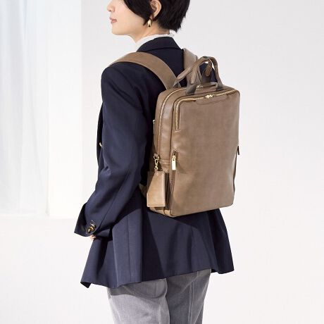 [^:68691]VvŃXȏrWlXbNV[YBrWlXX^Cɍ킹₷fUCƏiȑfނœWJ܂B13.3C`̃m[gPCAA4t@CTCYBdԓȂǂőOۂזɂȂɂAXŃRpNgȃVGbgłBPPC[Xy[X13.3C`m[gPCAA4t@C[\BNbVŁASăm[gp\R^ԂƂł܂BPC[C[ƗĂ̂ŁAvCx[gȉו͂Ɍ邱ƂȂPCo܂BQl[@13.3C`m[gPCFW31~H22~D2.5cmA4t@CF31.3~23.1cm|PbgOCɂ̓y▼hȂǃrWlXc[[łI[KiCU[|PbgzuBOoKvȂ̂Ɏo܂B{gz_[CCւ͐܂ݎP𗧂ĂĎ[ł֗ȃ|PbgBo[eNg|Pbgtg㕔͍RECXERۉHngp|PbgݒuB()ij RECXERۉH͐i̓̃ECX̐A@ۏ̍׋ۂ̑B}܂BaC̎Â\hړIƂ̂ł͂܂BX}[gANZX|Pbgwʂɂ̓X}[gtH[ɓKm̃|PbgoŎgXy[XzuBdԂ̏~Aɂ܂ɕ֗BZLeB|PbgwʂɃt@Xi[t̃|PbgzuBMdi̊ǗȂǂɂ𗧂܂BZbgAbv@\X[cP[X̃vhCunhɌŒłxgtBnhwۂɎזɂȂȂ悤AXibv{^ŗ߂2{̃nh̗pB_uANZX|Pbgtgւ͑O⌨|ۂɁAE珬o܂BnÂꏊłו₷悤A邢O[̃XgCvnCCAtg|Pbgɍ̗pBPC[Xy[Xɂ͏_炩ȑfފ̃O[̐ngpĂ܂Bjo[Tn[lXƂ́HɊÂϓIȃbNn[lX`łBbNp̐l̑JAlXȑ̊i59vB̕ς瓱oAn[lX`AtʒuAtpxɂ邱ƂŁA葽̏[U[ɃtBbgujo[Tn[lXv܂BɃtBbg邩wdɂA藎ɂIxɔwۂmזw܂肷Ix----------------------@\ڍ<>NbVPC|Pbg~1Б}`|Pbg~2t@Xi[|Pbg~1ybg{gz_[~2<tg|Pbg>}`Ȃ|Pbg~PБ}`|Pbg~Py~QL[tbN(`F[)~P<\>cJ~Qo[eNg|Pbg~PTCht@Xi[~Q(|Pbg1łBANZX\)<w>t@Xi[|Pbg~PX}z|Pbg~PZbgAbv@\----------------------