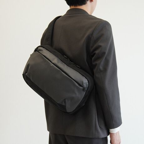 [^:68796]JWAȃfUCɋ@\V_[obOV[YB HnϖՐPUH{AȂ₩ŏvȐngpBϖՐEɗDĂAJ̓łSłBShł͂܂B 13.3C`PC^A4t@C[Cւ13.3C`PC̎[\BtɂpCn̗pB13.3C`QlTCYFW31~H22~D2.5cmA4t@CQlTCYF31.3~23.1cm ACEFA|PbgCւ̓TOX⃁KlȂǂ[\ȃ|PbgݒuB X}[gANZX|Pbgwʂւ͑fołĊ藎ɂ\̃X}[gtHp|PbgݒuBPC[ƓpCn̗pB {gz_[Cւ̓ybg{g̎[\ȃz_[𓋍ځBꏏɂ܂וƕĎ[ł܂B [eBeB|Pbg~j}ȃfUCŁA[ɎoO|PbgݒuB V_[xgV_[xg͍Etւ\Bwɂ킹ĕύXł܂B nJ[nւ͎F̗ǂ邢u[J[̗pB̕ɂ܂ו₷֗łB