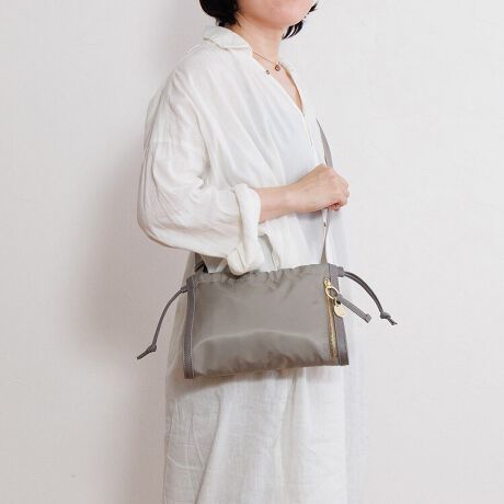 [^:17831]肰Ȃ傤ǂAlRƃA[g̃gxobOg痷sAMdi̎܂ŕL􂷂RpNgȃTRbVV_[obOBHAyŨACRIiuAj}wbhv猵IHAyUlRẪIWi̗p܂BJ̓}OlbgzbNdlŁAzX}zȂǐg̉ȉoX[YłBTChɂRƁAVGbgς邱Ƃł܂BE蕔HAyUlR胁^`[tBEVvȖn^Cv͓lRAlRwbh^Cv͓ndlBEɂ̓L[OȂǂtĂngp[ctBE̍ɔꂽuhSGKgo܂B----------------------@\ڍ<>EbV|Pbg~2Et@Xi[|Pbg~1<O>Etgt@Xi[|Pbg~1C[A[gƁEw肪HAyU(njƊ̃[fBOJpj[AG[X̃uhwace.x̃R{ACeB