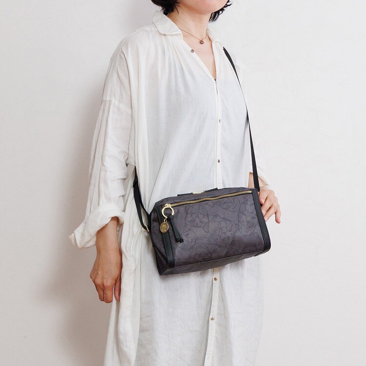 ace．（ace．）/ショルダーバッグ 縦ショルダー 猫 17833 ace． HAyU ショルダーバッグ 縦ショルダー 猫 17833 ace. HAyU | ace. | マルイ