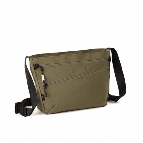 [^:17893]AEghAzN鎩RȃVƃA~̈肪|CǧyʃJWAV[YBx̂ł͂AH{Ă̂ŃAEgAhAɂœKłB_utg|PbgA4TCYV_[obOB{̑fނɃbV[H{ƂŁA悢RV^AobÕVGbgꂢɕۂ܂Btg̃iit@Xi[|PbgAfUC̃ANZgɂȂĂ܂BA4TCYΉA4pTCY[\BiQl[@FW29.7~H21.1cmjA~AEghÃp[c璅z𓾂AyʂȃIWiA~BI[KiCU[|Pbg@G݂[ł|PbgB