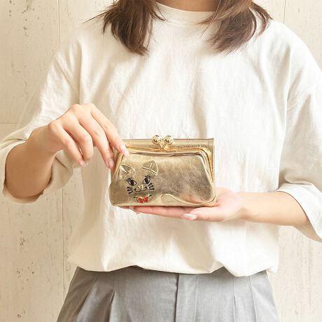 [^:318081]ӂƏ_炩ȃ\tgU[ŎdĂꂽV[YuTITI\tgvBL̊_ɃCAEgfUCɁA肰Ȃ{ꂽ̃`[tANZgƂȂA邽тɐSaރfUCłBՂƂ̎hJƍT߂ȃc̃\tgU[ɐSn悭Ȃ݁Agɂ҂BtgЂ`eBeB̂ۂ⎨̗̊VѐSՂŁA̋CグĂ܂B܌^CvLt@Xi[^A2ʃ^CṽpXP[XȂǁAprɉđIׂ郉CibvpӁBRpNgŃobOɓ₷A[͂Ƌ@\Ă邽߁AfC[g͂Mtgɂ߂łBobO̒ɂ傱ƃeBeB邾ŁAľƗVѐS\łAANNA SUIȂł͂̈zV[YłB