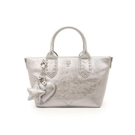 [^ԁF318180]ق̂ɋP^bNȎƃN[ŃV[vȈۂ˔u~iXvV[YBMȂiȃVCj[J[́A؂₩Ǝg₷̃oX▭ŁAǂȃR[fBl[gɂRƂȂ݁AX^CÕANZgƂĊ􂵂܂BX^bŶ悤ɕ񂾃hbgfUCۓIȃ{fBɂ́Aƃn[gA^{[gݍ킹݊`[tAobOтɗh邫߂C߂Ă܂B|PbgdlŁAX}zpXP[XȂǂ̏oX[YBfC[[X͂Ap[eB[CxgAƂoɂ҂łBɁAOV_[XgbvtĂAnhobOɂV_[obOɂȂ2WAYdlŃV[I΂Bu~iXv́A肰ȂƗVѐSZāAȂ炵X^CۗẴobOłBEA4Ήi22~31cm)F~Ezi10~20cmjFZEybg{gi500mljFZEybg{gci500mljF~y[J[TCY@()zFREE : d:580gC :19.5cmC :25-34cmC }`:12.5cmC 荂:11cmC V_[Xgbv̒:97-116cm