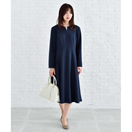 きちんと見えて美シルエット】スリットネック フレアワンピース  