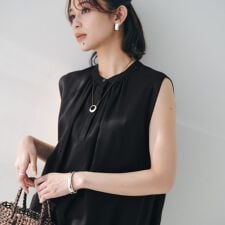 アンタイトル(UNTITLED)の【シアーバンドカラー】バルーンヘムノースリーブブラウス