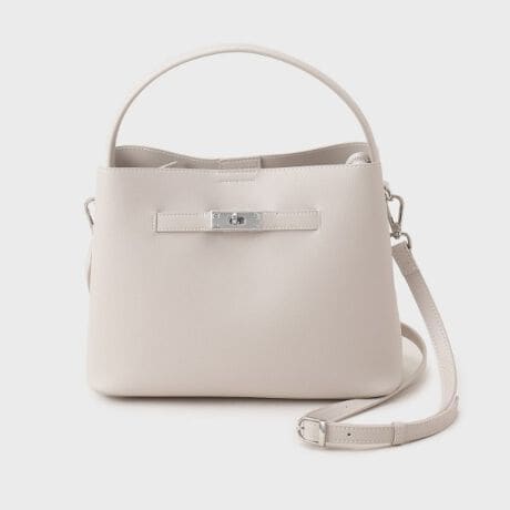 [^ԁF15301055]yfUCzX^CbVȃnhobOBOʂ̗ǎӂ郁^`[t͓IȃANZgƂȂĂ܂B\tgŌyʂȑfނ́AgɂœKBVvȂۓIȃfUĆAJWAtH[}܂ł܂܂ȃV[Ŋ􂵂܂B̃C|Pbgɂ̓t@Xi[t̃Xy[XA؂ȃACeƎ邱Ƃł̂ňSĂoł܂BV_[xgtĂ邽߁AD݂ɉăV_[obOƂĂy߂̂|CgłByR[fBl[gzJWAȃX^Cɍ킹ăbNX͋CɁBۂ̃ItBXX^Cɍ킹ĐꂽۂɁBydlzE|PbgF~1Ɩ̊֌WɂAۂFČꍇ܂B܂Ap\REX}[gtHȂǂ̊ɂA኱iƉ摜̃J[قȂꍇ܂Bd:425g(TvTCY)