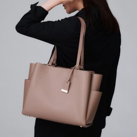 [^ԁF15301050]yfUCzނp\RTCỸVvȃg[gobOBî悢V{ƃĉfނ́Ay\tgŁAɑ̂ɗD݂܂B|Pbgd؂肪[ĂAו̎dɂ֗łByfށz悢c̍vyX^COzʋ΁Eʊwɂ߁BydlzE|PbgF~3 O~2EA4t@C[Ɩ̊֌WɂAۂFČꍇ܂B܂Ap\REX}[gtHȂǂ̊ɂA኱iƉ摜̃J[قȂꍇ܂Bd:550g(TvTCY)