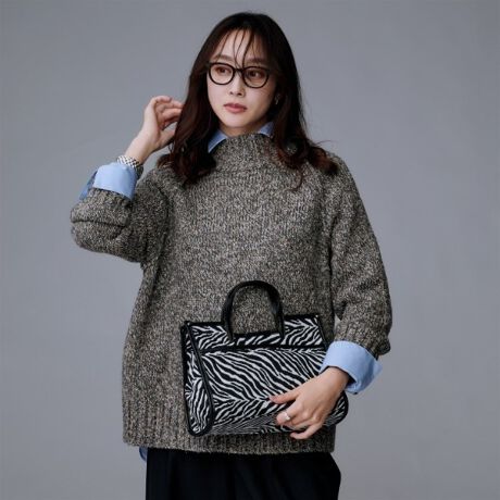 [^ԁF15314560]yfUCzV[Ygh̃cC[hCNȕ\H~̃V[YɉfAȂ₩ŐSn悢̃vI[o[Bɉ߂Ȃ{glbNfUC͌Xbg{ĂAoB܂AS̓Iɂ߂̃TCYƃOX[uŁAbNXۂ^Ă܂BJWAȂꂽ͋CvI[o[́AfC[[XʂȃV[܂ŕL􂵂܂ByfފzTOPaт̃VNlbvɁAm~[WOEE[ƃApJ~bNXĖaтꂽPF̎3{Q荇킹AȂ₩ŉ݂̂鎿ƁAcC[hCNȌڂ̃C^AiyPECCI FILATIЁzjfށByȂ|CgzVvɃe[p[hpcƑ̓q[pvXŏiŐꂽItBXX^CɁBVcC[hăfj⃏ChpcɃpvXAi[^CgɃOu[cƂ̑gݍ킹ŁAbNXȂ珗炵JWAƗVѐS˔X^CɁBXj[J[œ₷vXĂBƖ̊֌WɂAۂFČꍇ܂B܂Ap\REX}[gtHȂǂ̊ɂA኱iƉ摜̃J[قȂꍇ܂B