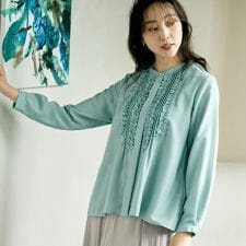1枚で着映えオンオフ着回し】フリルサテンブラウス | アンタイトル 