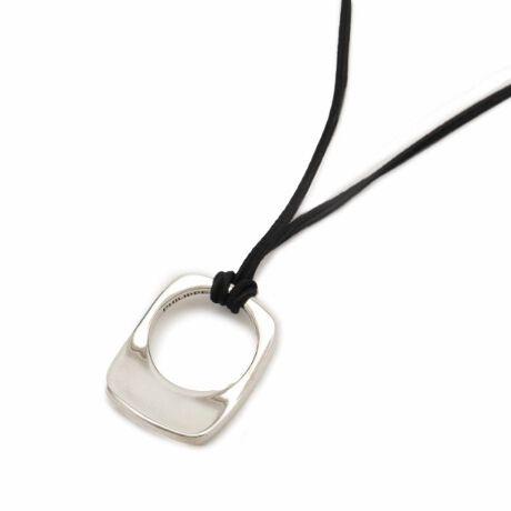 [^ԁFG7704010]fUCp̃GXvhA^CXȃfUC͂̃ANZT[VvłȂꂽfUĆA𒴂Ĉ^CXȖ͂܂Bp̃GXvANZT[́Ȃɂ肰Ȃ؂₩vX܂B~j}Ń_ȃfUĆAJWAtH[}܂ŕLX^CɑΉBuXbglbNXȂǁAǂ̃ACeR[fBl[gɎRƗn݁A肰ȂĂ܂Bd˕tĂARȃAWy߂̂͂łBVvŐꂽfUĆAʂN킸̕ɈAMtgɂ҂łByPHILIPPE AUDIBERTzitBbvI[fBx[j1989NɃX^[gtX̃t@bVANZT[uhBiŁAx̍fUCRZvgɁAt@bViuȃANZT[𐧍삵Ă܂BƖ̊֌WɂAۂFČꍇ܂B܂Ap\REX}[gtHȂǂ̊ɂA኱iƉ摜̃J[قȂꍇ܂B