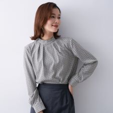 アンタイトル(UNTITLED)のジオメトリック ハイネックブラウス