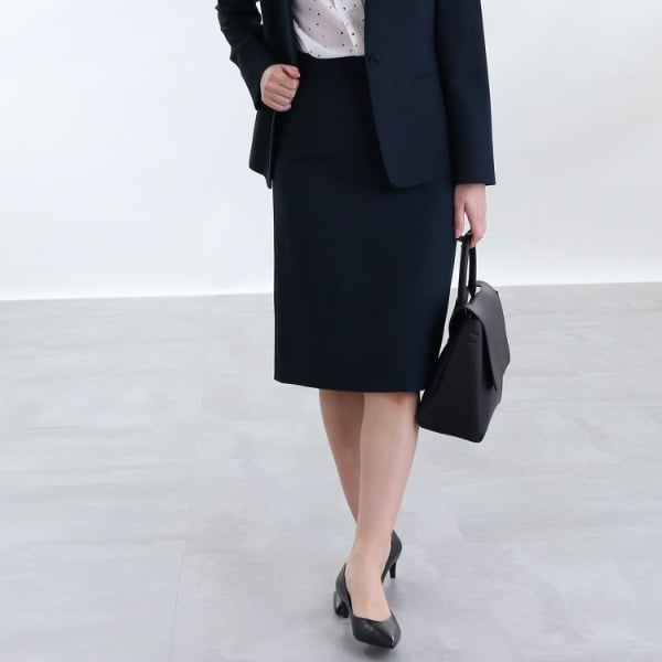 H) INDIVI インディヴィ スーツ上下 スカート 濃いグレーストライプ 38