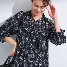モノトーン小花柄／シャーリング素材】ボリューム袖エアリーブラウス 