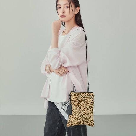 [^ԁF12704107]yfUC|CgzAj}́A{nRgp|VFbg^CṽobOłBVvł΂ɂfUCŁAƂoX^C̃ANZgɂ҂BL[`[tȂ̂|CgłB@ׂȕR^CṽV_[́At[Œ߂\łByX^CO|CgzH~̓邱Ƃ̂łnRfނŁAẴX^C1邾łC`FWł܂BVvȌ`Ŕėp̍ACełBydlzE|PbgFO~1 ~2Ɩ̊֌WɂAۂFČꍇ܂B܂Ap\REX}[gtHȂǂ̊ɂA኱iƉ摜̃J[قȂꍇ܂Bd:260g(TvTCY)