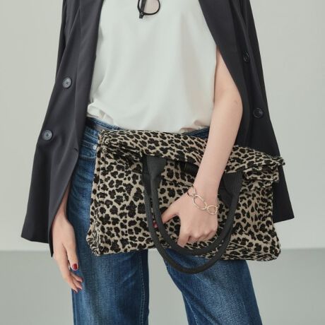 [^ԁF12704105]yfUC|CgzIׂ长oG[Vɕx񂾃VvȃXNGA^g[gobOłBԂ̃Aj}~bNXcC[hfނ܂ŁAD݂X^Cɍ킹ĂIт܂B}`̂eʃ^CvłByX^CO|CgzH~̓邱Ƃ̂ł长ƃJ[oG[VŁAẴX^C1邾łC`FWł܂BVvȌ`Ŕėp̍ACełBydlzE|PbgF~1EA4TCY[Ɩ̊֌WɂAۂFČꍇ܂B܂Ap\REX}[gtHȂǂ̊ɂA኱iƉ摜̃J[قȂꍇ܂Bd:475g(TvTCY)