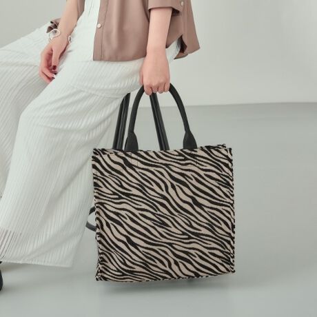 [^ԁF12704105]yfUC|CgzIׂ长oG[Vɕx񂾃VvȃXNGA^g[gobOłBԂ̃Aj}~bNXcC[hfނ܂ŁAD݂X^Cɍ킹ĂIт܂B}`̂eʃ^CvłByX^CO|CgzH~̓邱Ƃ̂ł长ƃJ[oG[VŁAẴX^C1邾łC`FWł܂BVvȌ`Ŕėp̍ACełBydlzE|PbgF~1EA4TCY[Ɩ̊֌WɂAۂFČꍇ܂B܂Ap\REX}[gtHȂǂ̊ɂA኱iƉ摜̃J[قȂꍇ܂Bd:475g(TvTCY)