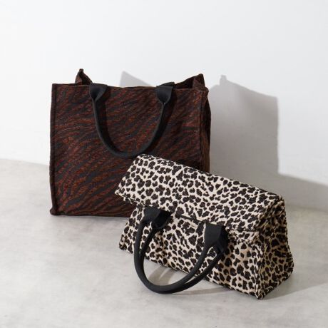 [^ԁF12704105]yfUC|CgzIׂ长oG[Vɕx񂾃VvȃXNGA^g[gobOłBԂ̃Aj}~bNXcC[hfނ܂ŁAD݂X^Cɍ킹ĂIт܂B}`̂eʃ^CvłByX^CO|CgzH~̓邱Ƃ̂ł长ƃJ[oG[VŁAẴX^C1邾łC`FWł܂BVvȌ`Ŕėp̍ACełBydlzE|PbgF~1EA4TCY[Ɩ̊֌WɂAۂFČꍇ܂B܂Ap\REX}[gtHȂǂ̊ɂA኱iƉ摜̃J[قȂꍇ܂Bd:475g(TvTCY)