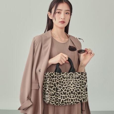 [^ԁF12704108]yfUC|CgzIׂ长oG[Vɕx񂾃VvȃXNGA^`g[gobOłBԂ̃Aj}~bNXcC[hfނ܂ŁAD݂X^Cɍ킹ĂIт܂BȂ}`̂^CvŁAٓ^u[͂AigƂĂd󂷂ACełByX^CO|CgzH~̓邱Ƃ̂ł长ƃJ[oG[VŁAẴX^C1邾łC`FWł܂BVvȌ`Ŕėp̍ACełBL[O`[(127]01545)t̂߂łBydlzE|PbgF~1Ɩ̊֌WɂAۂFČꍇ܂B܂Ap\REX}[gtHȂǂ̊ɂA኱iƉ摜̃J[قȂꍇ܂Bd:310g(TvTCY)