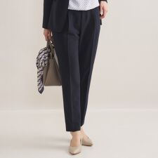 【通勤スーツ／洗える】ストレッチタックテーパードパンツ