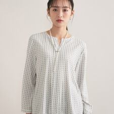 【セレモニー／洗える／透けにくい】ジオメ柄プリントブラウス