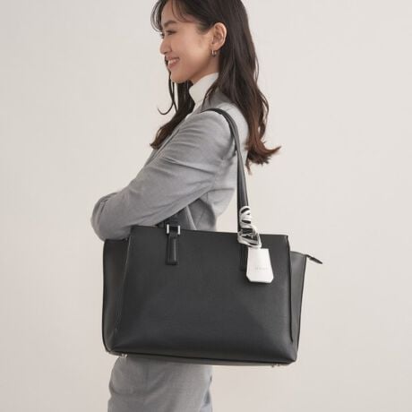 [^ԁF12701132]yfUC|CgzlCIudvułvwVSfLobOx肵ĂAo₷A^ɂdlƂȂĂ܂B[́AV[Xɍו܂ōSJꂽudΉvobOłB@\IɎgāAƊȂAfC[głȂVvAڂɔ[͂|CgBxgƎȂȂw͂炫̃obOxłByʍgpA\tgȎgSnƌyɂSĂ܂Bgz\p^[Łu䂢ƂɎ肪͂v悤ȃobOɎdグ܂ByX^CO|Cgz1D2d\ŁA}Olbg̉Ƀt@Xi[dނƂŃt@Xi[JĂԂłgɂȂĂ܂B2DPCNbV|PbgAA_v^[Ȃǂ̎Ӌ@킪|PbgAy[łz_[Ă܂B{gz_[́AXibvŕ̒\B܂肽ݎPȂǂĂĎ[\łB3D݂̂̂ł[ł闧̎d؂|PbgAL[Ȃǂ̏[łt@Xi[|PbgĂ܂B4D\̔wʑɂA4ނI[v|PbgAX}[gtH܂Xbg|PbgĂ܂B5Dɂ͎p̕etĂAnʂ{̂܂B6DV_[ɂ͔̑cŃNbVAւ̕Sy܂BuɎRƃnh|dlŁAԌőɊpł܂BydlzE|PbgFO~2 ~6EA4TCY[Ɩ̊֌WɂAۂFČꍇ܂B܂Ap\REX}[gtHȂǂ̊ɂA኱iƉ摜̃J[قȂꍇ܂Bd:860g(TvTCY)