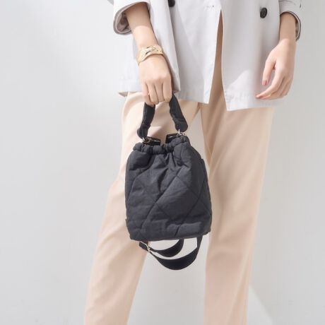 [^ԁF12705152]yfUC|Cgzӂӂ̖Ȃ킢ВobOłByʑfނgpA莝ƂĂŷ|CgBc̃tHƏX|[eBȃfBeB[gŁAl₷JWAANZgobOɎdグ܂ByX^CO|Cgz[hLC߃JWAX^Cɉ邾ŃghoĂACełBăR[gȂǂ̃AE^[V[YɎ̂JWA_EX^CƂĂȂꊴƏoĂ߂łBydlzE|PbgFO~1 ~2Ɩ̊֌WɂAۂFČꍇ܂B܂Ap\REX}[gtHȂǂ̊ɂA኱iƉ摜̃J[قȂꍇ܂Bd:210g(TvTCY)