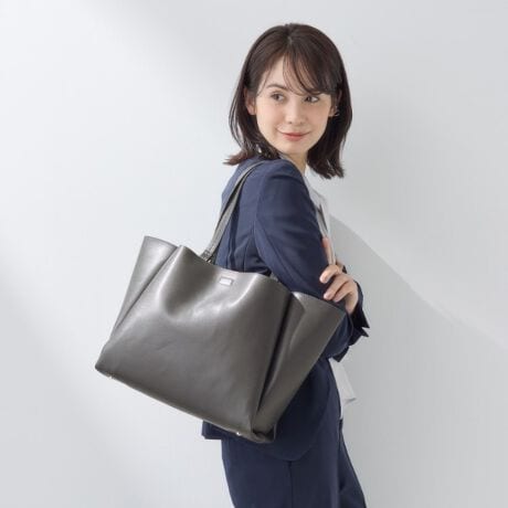 [^ԁF12705102]yfUC|Cgz_炩ȃtHƂƊ𗼗lC̃obOłB3d؂łe[ꏊɗeʂ͂Ղ肠AA4TCYm[gPC܂BVvȃfUCƃV{̏ȂLC߂ȍgp邱ƂŁAtbV[YOL܂ŕLgĂACełByX^CO|CgzItBX[N̕Ɏg₷TCYƎdlłBX[cX^Cɓ݂܂BfC[gƂĂ݂₷fUCłBydlzE|PbgF~3EA4TCY[Ɩ̊֌WɂAۂFČꍇ܂B܂Ap\REX}[gtHȂǂ̊ɂA኱iƉ摜̃J[قȂꍇ܂Bd:605g(TvTCY)