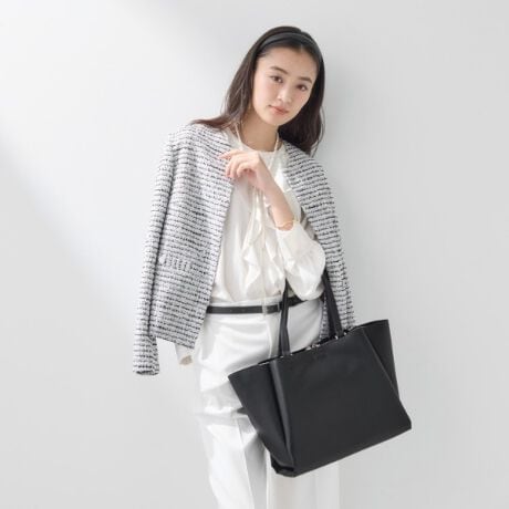 [^ԁF12705102]yfUC|Cgz_炩ȃtHƂƊ𗼗lC̃obOłB3d؂łe[ꏊɗeʂ͂Ղ肠AA4TCYm[gPC܂BVvȃfUCƃV{̏ȂLC߂ȍgp邱ƂŁAtbV[YOL܂ŕLgĂACełByX^CO|CgzItBX[N̕Ɏg₷TCYƎdlłBX[cX^Cɓ݂܂BfC[gƂĂ݂₷fUCłBydlzE|PbgF~3EA4TCY[Ɩ̊֌WɂAۂFČꍇ܂B܂Ap\REX}[gtHȂǂ̊ɂA኱iƉ摜̃J[قȂꍇ܂Bd:605g(TvTCY)