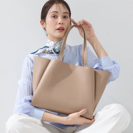 [^ԁF12705102]yfUC|Cgz_炩ȃtHƂƊ𗼗lC̃obOłB3d؂łe[ꏊɗeʂ͂Ղ肠AA4TCYm[gPC܂BVvȃfUCƃV{̏ȂLC߂ȍgp邱ƂŁAtbV[YOL܂ŕLgĂACełByX^CO|CgzItBX[N̕Ɏg₷TCYƎdlłBX[cX^Cɓ݂܂BfC[gƂĂ݂₷fUCłBydlzE|PbgF~3EA4TCY[Ɩ̊֌WɂAۂFČꍇ܂B܂Ap\REX}[gtHȂǂ̊ɂA኱iƉ摜̃J[قȂꍇ܂Bd:605g(TvTCY)