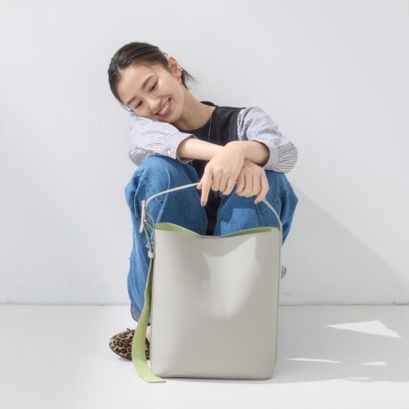 [^ԁF12705105]yfUC|CgzA4TCYۂ[͂ƁAVvȂzFJ[fUCg[gobOłBŒ̐؂ւłVvɁA킹₷Abvf[gĂ܂B\tgŌyʂȑfނƎdlŎdグAV_[łƎĂfUCɁBxgdlŒ߂\łBjAXƃfUCobNANZgɂȂ܂ByX^CO|CgzdV[łg[͂ƊOςłBfC[ȃJWAX^CLC߃X^C܂ŁACƃJ[őIł܂BċC̏オzFJ[ŃVvR[f̃|Cgɂ߂łBydlzE|PbgF~1EA4TCY[Ɩ̊֌WɂAۂFČꍇ܂B܂Ap\REX}[gtHȂǂ̊ɂA኱iƉ摜̃J[قȂꍇ܂Bd:550g(TvTCY)