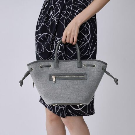 [^ԁF18704003]yfUCzGߊƋ@\˔AH~̎obOBӂƂE[tFgfނ͂̃oPc^g[gB_炩ȃtHɃS[hƌAR[fiグĂ܂BEVGbgωy߂ITCh̃R[hi΁ALbƊۂ݂̂鈤炵VGbgɑςBו̗ʂCɍ킹Č`ςĊy߂܂BE[̎[́It@Xi[t|PbgŁAMdi⏬̐pƃfUC𗼗DGobOBE 2WAYdlŎg聝O\ȃV_[XgbvtBnhł΂߂łAX^Cɍ킹ĎRɎg܂BE H~ɂ҂̎肠E[tFgfނɁÃnhƉŏivXBIIt킸􂵂܂BydlzE|PbgF~3CɂȂACéwCɓo^x߁IyCɓo^Ƃ́HzICTCg̊eACeɂun[g}[NvNbNĊȒPɒǉł܂IyPOINTzȏGETł܂IIPOINTD1ēגʒmAlE݌ɏ󋵂}KɂĂm点POINTD2}Cy[WłCɓꗗ`FbNłÂXgꂿႤ􁦏Ɩ̊֌WɂAۂFČꍇ܂B܂Ap\REX}[gtHȂǂ̊ɂA኱iƉ摜̃J[قȂꍇ܂Bd:480g