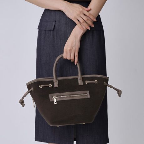 [^ԁF18704003]yfUCzGߊƋ@\˔AH~̎obOBӂƂE[tFgfނ͂̃oPc^g[gB_炩ȃtHɃS[hƌAR[fiグĂ܂BEVGbgωy߂ITCh̃R[hi΁ALbƊۂ݂̂鈤炵VGbgɑςBו̗ʂCɍ킹Č`ςĊy߂܂BE[̎[́It@Xi[t|PbgŁAMdi⏬̐pƃfUC𗼗DGobOBE 2WAYdlŎg聝O\ȃV_[XgbvtBnhł΂߂łAX^Cɍ킹ĎRɎg܂BE H~ɂ҂̎肠E[tFgfނɁÃnhƉŏivXBIIt킸􂵂܂BydlzE|PbgF~3CɂȂACéwCɓo^x߁IyCɓo^Ƃ́HzICTCg̊eACeɂun[g}[NvNbNĊȒPɒǉł܂IyPOINTzȏGETł܂IIPOINTD1ēגʒmAlE݌ɏ󋵂}KɂĂm点POINTD2}Cy[WłCɓꗗ`FbNłÂXgꂿႤ􁦏Ɩ̊֌WɂAۂFČꍇ܂B܂Ap\REX}[gtHȂǂ̊ɂA኱iƉ摜̃J[قȂꍇ܂Bd:480g