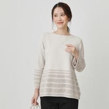 【手洗い可／長め丈】ラメフェザーデザインのニットトップス