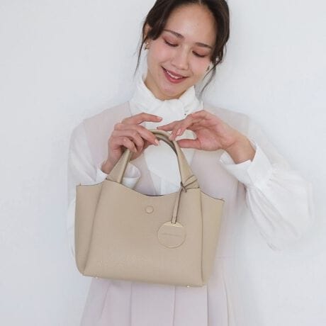 [^ԁF18701052]tɑlCobNAN͐VF̃x_[A`[jAčēoꂵ܂BtF~jiɎg郉x_[J[͏t̃X^COy₩ɌĂ邨XXJ[łBԂ̃ItzCgAO[WWJByfUCzlCobNN{v̏_炩fނgpGKgoV{fނgiŐꂽۂ^܂B悢TCYł}`̂ŉσ|[`ⒷzȂǂ[ł܂ByfBe[zS[h̋ƃIVȃ`[GKgƏivXBJWAɎƂ͕t̃V_[ƃpcX^Cɂ킹₷AȊIołobOłByWJJ[zItzCgAx[WAx_[3FWJBǂ̂Fmɍ킹₷J[WJłBypIȑeʁzzȂǂ̋Mdi͒̃t@Xi[Ɏ[łS݌vB܂TChzbNĂ̂ŒX}tHȂǎ肾₷ɂSĂ܂BV_[Ă̂ŗsȂǗɂ劈IyȂ|Cgzy₩ȑfފŋGߊ₨xObƃAbvACełIydlzE|PbgF~2Ɩ̊֌WɂAۂFČꍇ܂B܂Ap\REX}[gtHȂǂ̊ɂA኱iƉ摜̃J[قȂꍇ܂Bd:500g