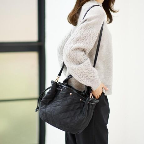 [^ԁF10104112]yfUCz\ʂLeBOHꂽƂĂyg[gobOBh[XgOōiĂgAV_[tĂ܂̂ŃJWAɌ|AVbNɎ莝Ɨprɍ킹Ăg܂BydlzE|PbgF~2Ɩ̊֌WɂAۂFČꍇ܂B܂Ap\REX}[gtHȂǂ̊ɂA኱iƉ摜̃J[قȂꍇ܂Bd:390g(TvTCY)