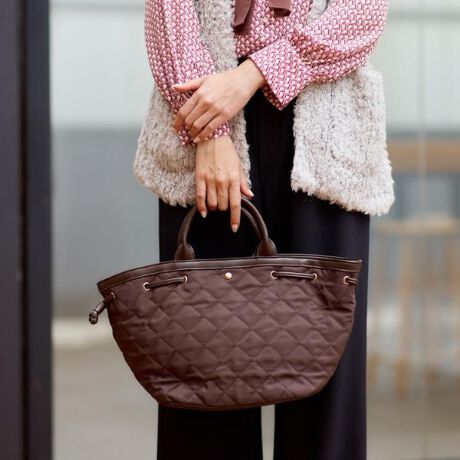 [^ԁF10104112]yfUCz\ʂLeBOHꂽƂĂyg[gobOBh[XgOōiĂgAV_[tĂ܂̂ŃJWAɌ|AVbNɎ莝Ɨprɍ킹Ăg܂BydlzE|PbgF~2Ɩ̊֌WɂAۂFČꍇ܂B܂Ap\REX}[gtHȂǂ̊ɂA኱iƉ摜̃J[قȂꍇ܂Bd:390g(TvTCY)