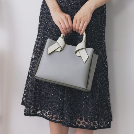 [^ԁFC5914008]nh̃fUC|Cg̎O\ȃV_[t~hg[gobOEO\ȃV_[tE500ml̃ybg{g[\Eɂ͎dɕ֗ȃ|PbgtyfUCzVvŐꂽ~hTCỸg[gobÓA{nhANZgBJWAɂGKgɂ킹₷fUCłByȂ|Cgzʋ΃X^Cɂ́ALCڂ̃VcƃXbNX킹āBIt̓ɂ́AfjTVcŃJWA_EAV_[ƂĂg2WAYdl֗łBydlzE|PbgF~2Ɩ̊֌WɂAۂFČꍇ܂B܂Ap\REX}[gtHȂǂ̊ɂA኱iƉ摜̃J[قȂꍇ܂Bd:530g